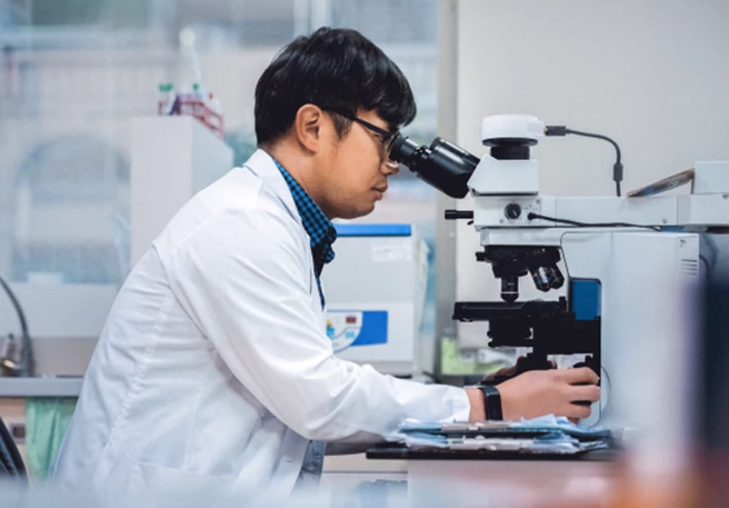 Wissenschaflter forscht an IgA-Nephropathie und schaut in ein Mikroskop Wissenschaflter forscht an IgA-Nephropathie und schaut in ein Mikroskop